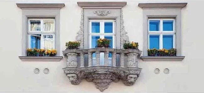 Façade haussmannienne avec deux grilles rondes discrètes