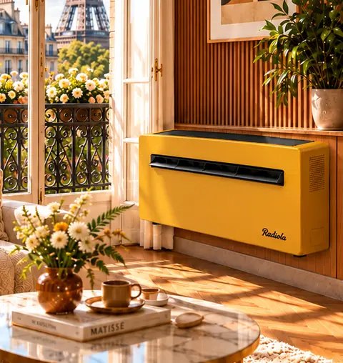 Silenceo jaune dans un salon parisien face à la tour Eiffel